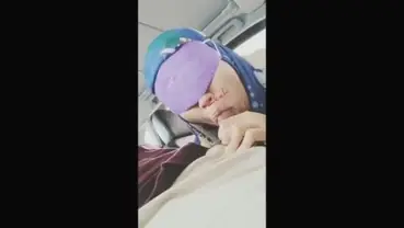Ukhti Jilbab Biru Cicipi Batang Panas di Parkiran